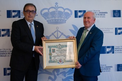 Lores reconocido como Socio de Mérito de UAITIE.