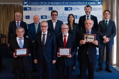 Decano, homenajeado, autoridades y colegiados que han recibido reconocimiento por 50 años de colegiación.