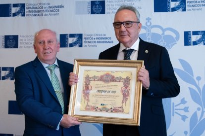 Francisco Lores entrega distinción a Francisco Martínez-Cosentino.