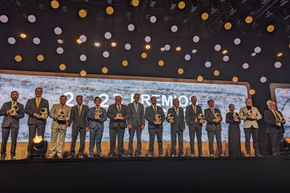 Fotografía de familia con los galardonados en los XXXVI Premios Macael.