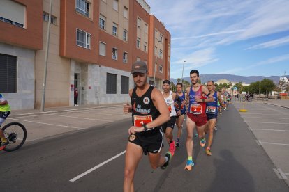 Un total de 600 corredores participan en la V edición de la Media Maratón “Ciudad de Roquetas”.