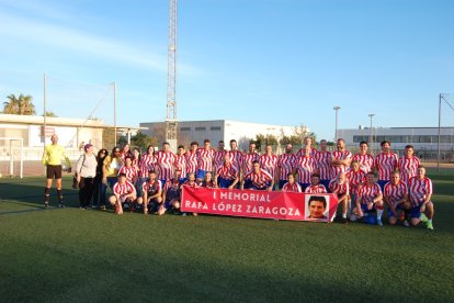 Todos quisieron posar con la pancarta del amigo.