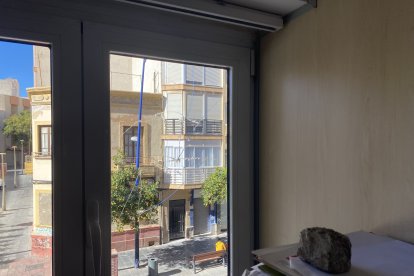 El lanzamiento de piedras provocó la rotura de cristales en la sede provincial.