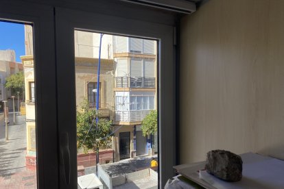 Piedra arrojada sobre la fachada de la sede del PSOE.