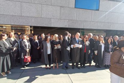 Concentración junto a la Ciudad de la Justicia de Almería.