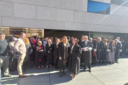 Almería se suma a las concentraciones de ayer en otras sedes judiciales.