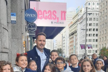 Abraham Céspedes con parte de sus alumnos y alumnas del curso pasado con los que realizó este cortometraje.