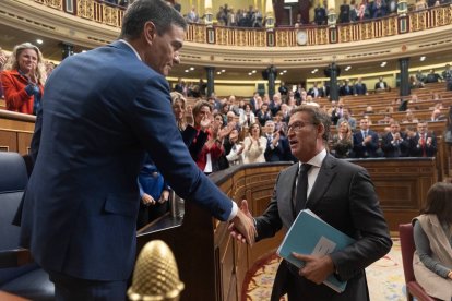 Apretón de manos de Sánchez y Feijóo.