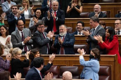 A la izquierda, el socialista Antonio Hernando.