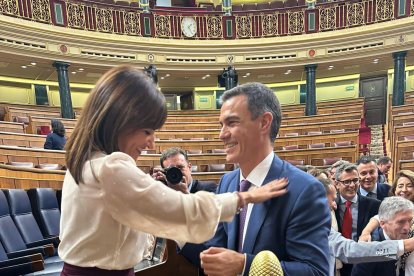 Inés Plaza, del PSOE, felicita a Pedro Sánchez.