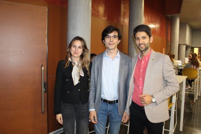 Sergio Fernández junto a la edil de Cultura y el edil de Juventud de El Ejido.