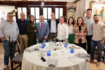 Asistentes entre los que se encontraban el alcalde, Alfonso García, concejales y la diputada Ana L. Ramírez así como el presentador Alfredo Casas.
