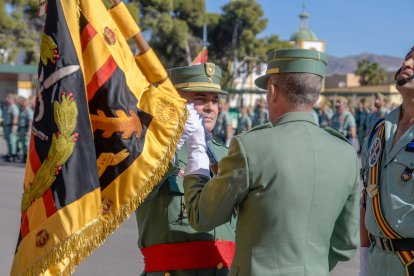 Entrega del Guion de la BRILEG al general de brigada Carreras Postigo.