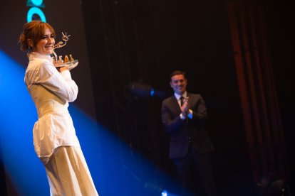 Nathalie Poza, tras recoger el premio honorífico Almería, Tierra de Cine en el Maestro Padilla de manos de Javier A. García, presidente de la Diputación Provincial.