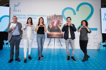 Enrique Iznaola, director de FICAL, la diputada Almudena Morales y el equipo de la película Kepler 6ºB: el director Alejandro Suárez y las productoras Ana Camacho y Lina Badenes, de Turanga Films.