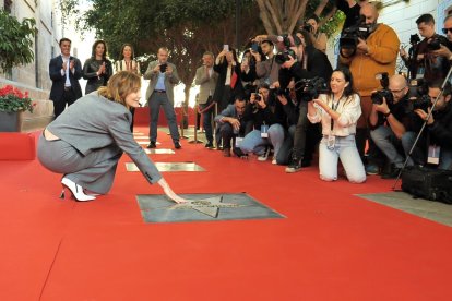 Nathalie Poza toca la estrella que lleva su nombre frente al Cervantes.