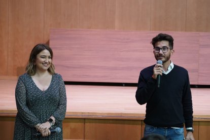 Carlos J. Vives, de La Oficina, presenta en la Villaespesa a Nuria Vargas, directora del documental Controverso.