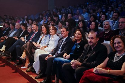 Autoridades e invitados en la primera fila del Maestro Padilla durante la gala inaugural del XXII Festival Internacional de Cine de Almería (FICAL).