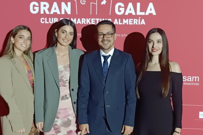 Alberto Cerezuela y miembros de su equipo en la Editorial Círculo Rojo.