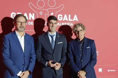 El concejal de agricultura del Ayuntamiento de El Ejido, Manuel Martínez, junto a David Baños y Juan Felipe Navarro, de Club de Marketing Almería.