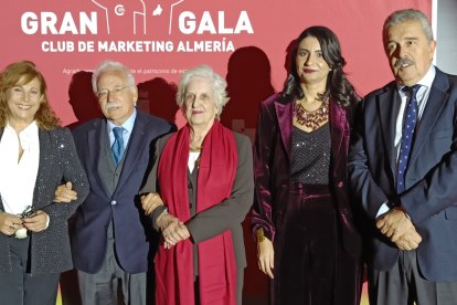 El editor de La Voz de Almería, José Luis Martínez acudió a la gala acompañado de su esposa, María Jesús Obergozo. En la foto con la empresaria Nuria Pallarés, Juan Fernández, consejero delegado de La Voz y Gemma Salinas de Club Marketing Almería.