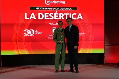 El capitán Baamonde de La Legión, recogió el premio Mejor Estrategia de Marca, concedido a La Desértica.