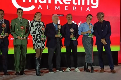 Club de Marketing Almería desplegó su alfombra de reconocimientos, iluminando el talento y la innovación que han dejado una impronta inconfundible en el marketing en la provincia.