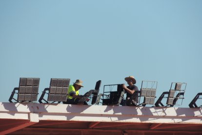 Empleados cambiando las placas LED fundidas en el fondo norte.