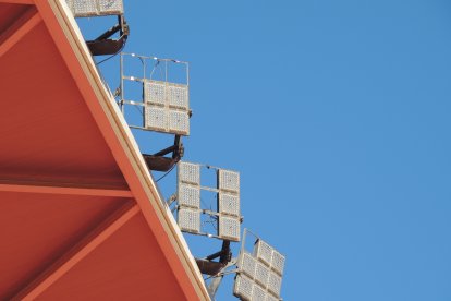 En lo alto de tribuna también irán poniendo los nuevos focos.