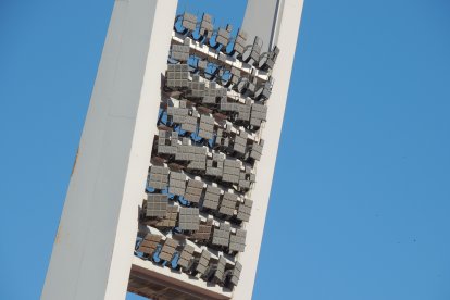 Vista de la torre entre la grada de tribuna y fondo norte.