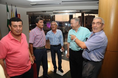 El mítico Juan Goros, primero por la derecha.