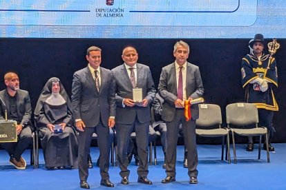 Alejandro Buendía director de los Museos De Terque Recoge el galardón.