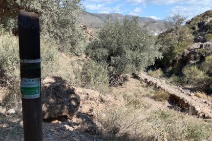 El sendero se encuentra homologado y bien señalizado.