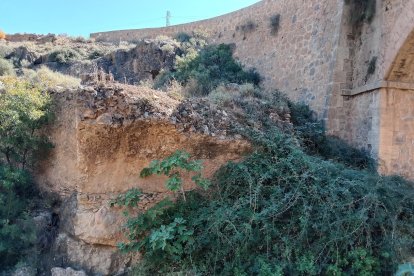 Puente Rambla Juan de Campos y los restos del anterior puente del camino de las Fundiciones Reales.