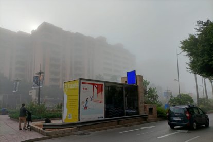 Niebla en la Rambla de Almería, este martes.