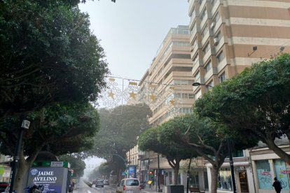 Niebla en el Paseo de Almería, este martes.