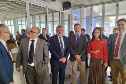 Dolores Delgado, secretaria de la abogacía del estado con asistentes.