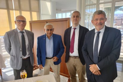 Miguel Martínez y Jesús Miras, oficiales de la Guardia Civil, con Manuel Portero de Servicio Marítimo y Juan Ramón Fernández, de la subdelegación del Gobierno.