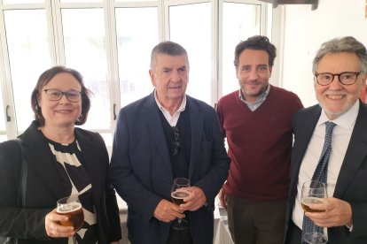 El homenajeado con miembros de la Autoridad Portuaria de Almería.