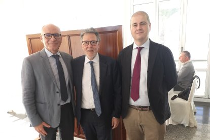 El homenajeado con Miguel Martínez y Jesús Miras de la Guardia Civil.