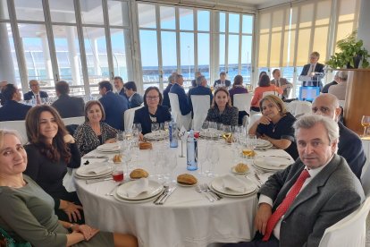 Asistentes durante al almuerzo en el Club de Mar.