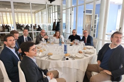 Comensales siguiendo con atención la intervención del homenajeado.