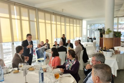 Esteban Arimany rodeado de los asistentes dirigiendo unas palabras.