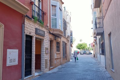 Esta hilera de casas, entre las que se encuentra también la de la familia Nieto con su llamativa cristalera, desemboca al norte en la Avenida Cabo de Gata.