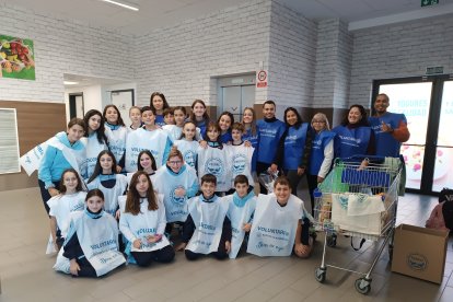 Voluntarios, alumnos y profesoras del Colegio Divina Infantita de Almería.