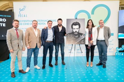 Álvaro Morte, junto a las autoridades tras la rueda de prensa.