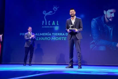 Álvaro Morte, con el Premio Almería Tierra de Cine.