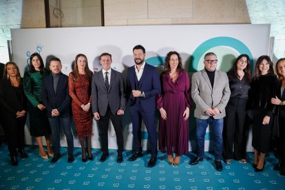 Álvaro Morte, junto a las autoridades a su llegada a la alfombra azul de FICAL.