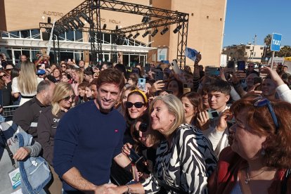 William Levy se acercó a sus fans para fotografiarse con ellos y firmar autógrafos.