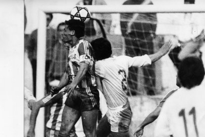 Manolillo luchando con la defensa del Martos.